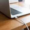 آیا می‌توان مک‌بوک MagSafe 3 را با شارژر USB-C معمولی شارژ کرد؟