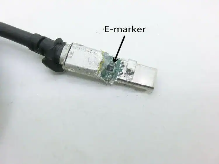 نمای تراشه E-Marker در کانکتور کابل USB-C برای شناسایی قابلیت کابل